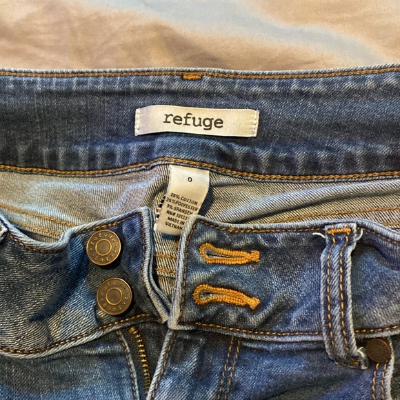 Distresed boyfriend jeans with double button fly and zipper - Picture 5 of 5